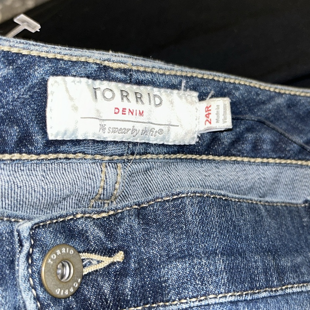 NWT torrid plus size jeans with raw hem- girlfriend jeans - Picture 7 of 12